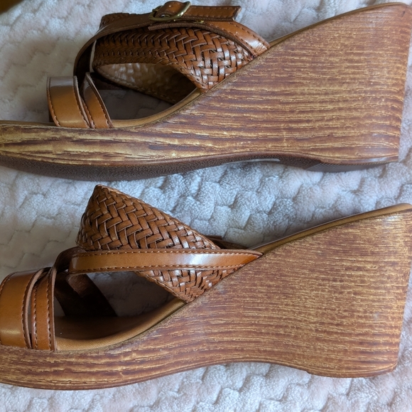 Italian Shoemakers Women's Tan Sandals. Mule Wedge Slip On. Size 8W - Picture 3 of 8